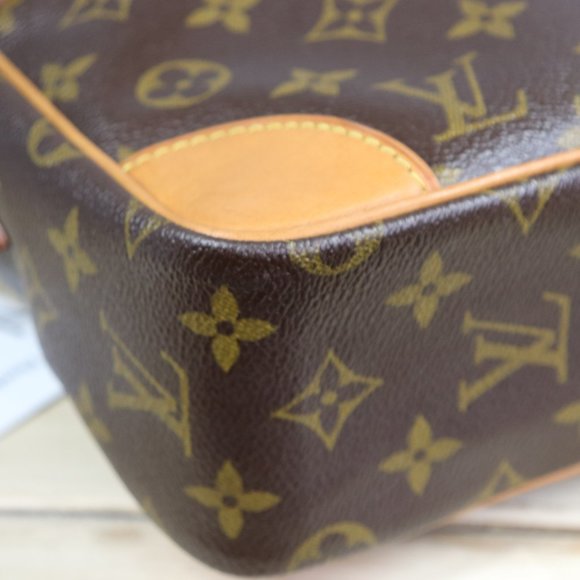 Louis Vuitton Trocadero 30 Monogram - Picture 9 of 16